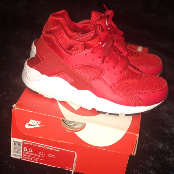 red huaraches size 5